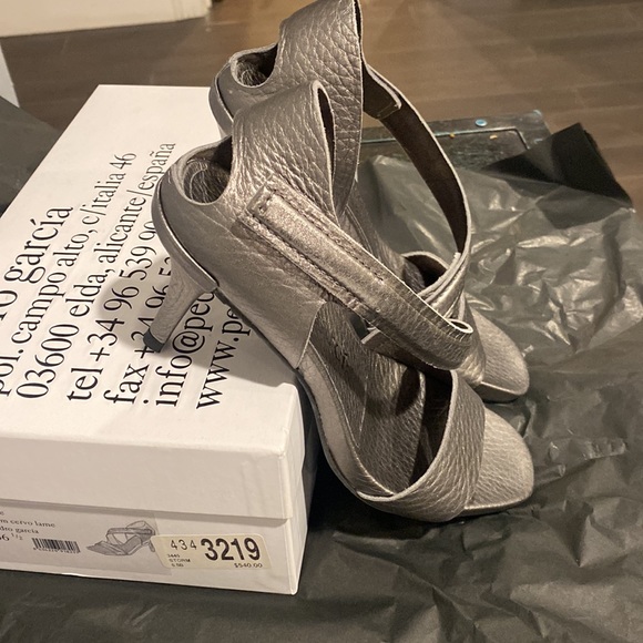 Cirine Metallic Asymmetrical Ankle
Pedro Garcia "Cirine" metallic sandals - Picture 3 of 13